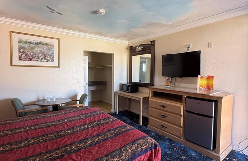Southwest Anaheim Hotel | Iconic motel on Beach Boulevard only 5 mins from Knotts Berry Farm and Soak City