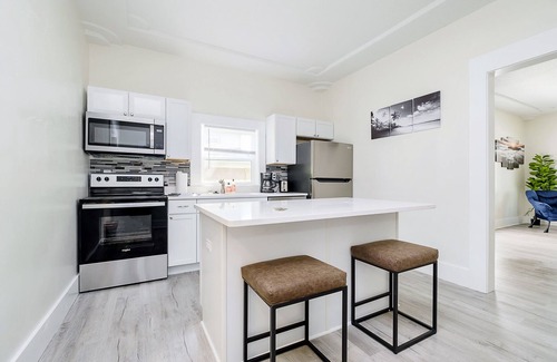 Speedway Casa | Iconic Speedway Location next to Indy 500 track, amenities, and restaurants