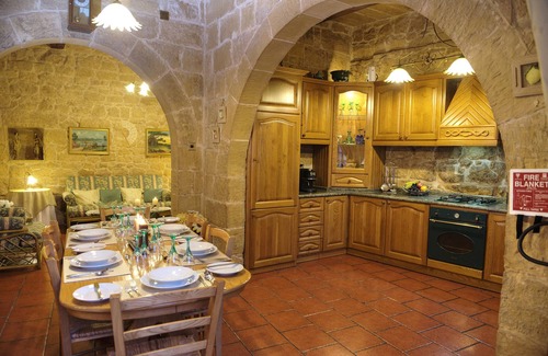 Ħal Bisbut Villa | Id-Dwejra Character House con piscina de lujo y jacuzzi, cerca de St Peters Pool Bay