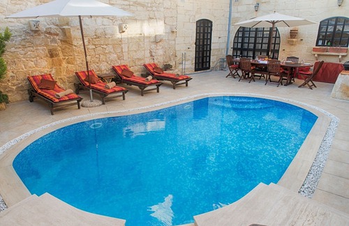 Ħal Bisbut Villa | Id-Dwejra Character House con piscina de lujo y jacuzzi, cerca de St Peters Pool Bay