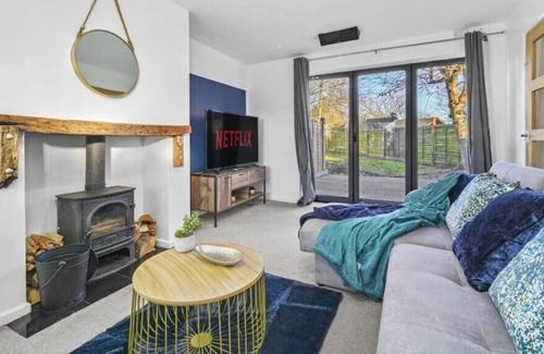 Rugby Casa | Ideal 4 bed House in Rugby - Football Table