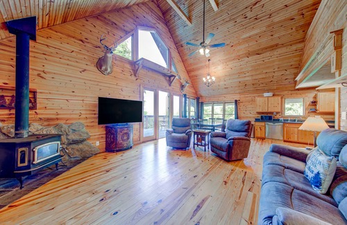 Rabun Gap Cabina | Ideal dog-friendly getaway with private pool, large deck, WiFi & lofted layout
