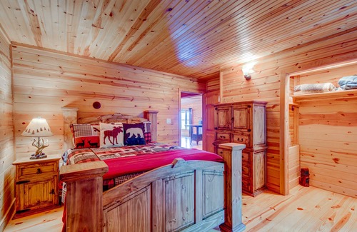 Rabun Gap Cabina | Ideal dog-friendly getaway with private pool, large deck, WiFi & lofted layout