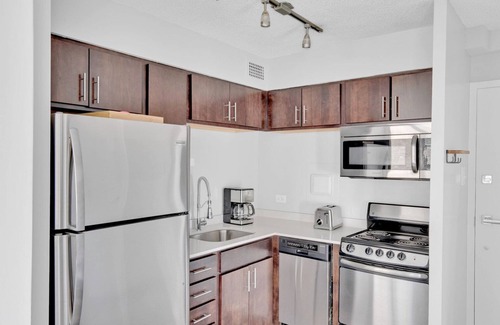 Edgewater Beach Apartamento | Ideal Edgewater 1BR w/ Gym, Deck & Lounge, 5 blocks to L, by Blueground