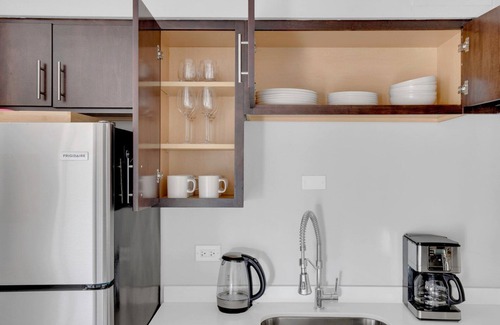 Edgewater Beach Apartamento | Ideal Edgewater 1BR w/ Gym, Deck & Lounge, 5 blocks to L, by Blueground