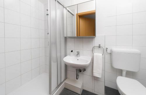 Halle Apartamento | Ideal für Monteure 3 Zimmer Apartment mit Küche, Waschmaschine, Bad, WiFi, Flat TV usw