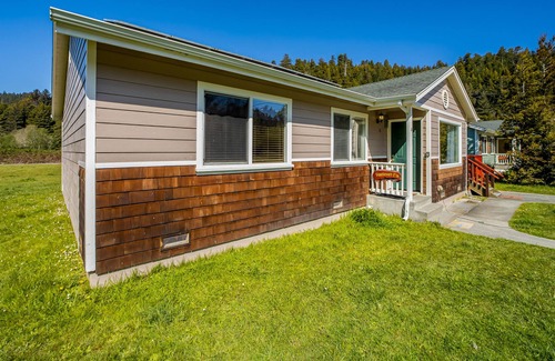 Orick Casa | Ideal Family Retreat Near the Coast & State Parks with Gas Grill, Deck, & WiFi
