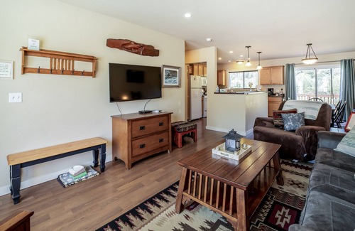 Orick Casa | Ideal Family Retreat Near the Coast & State Parks with Gas Grill, Deck, & WiFi