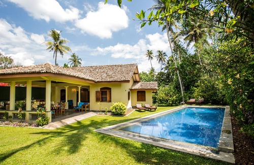 Kathaluwa Casa | Ideal for Groups - 7 bedrooms - sleeps 18 to 20 pax - 2 pools - two villas