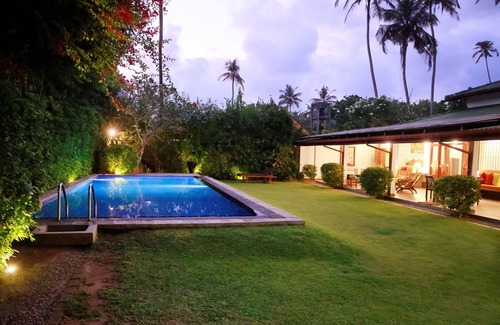 Kathaluwa Casa | Ideal for Groups - 7 bedrooms - sleeps 18 to 20 pax - 2 pools - two villas