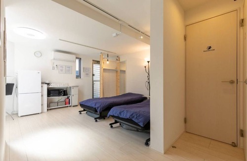 Tsurumi Casa | [Habitación estilo café que aprovecha al máximo el bricolaje] 20 minutos directo al aeropuerto de Haneda y dentro de 20 minutos a las estaciones terminales de Yokohama y Shinagawa. El anfitrión habla japonés y chino (cantonés).