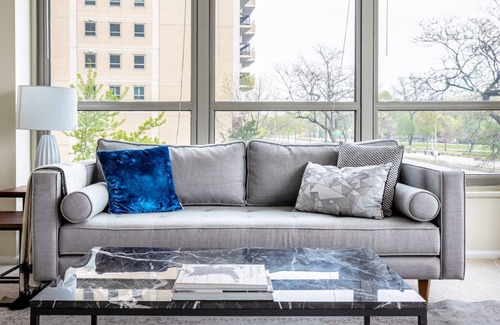 Lake View East Apartamento | Ideal Lakeview 2BR w/ Gym, Rooftop Pool, near Wrigley, by Blueground