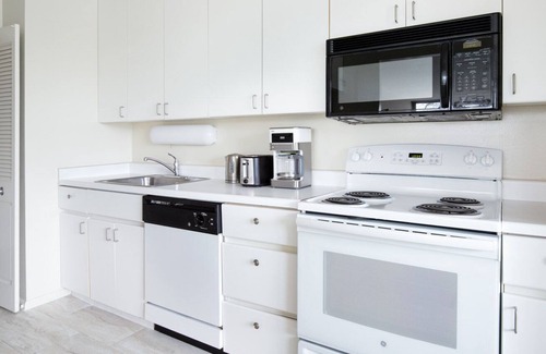 Lake View East Apartamento | Ideal Lakeview 2BR w/ Gym, Rooftop Pool, near Wrigley, by Blueground