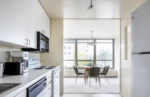 Lake View East Apartamento | Ideal Lakeview 2BR w/ Gym, Rooftop Pool, near Wrigley, by Blueground