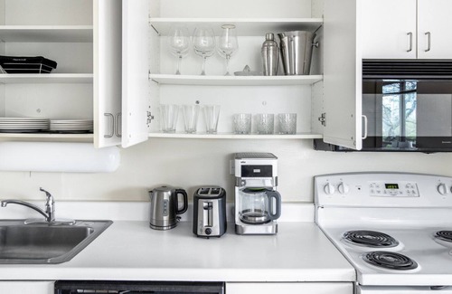 Lake View East Apartamento | Ideal Lakeview 2BR w/ Gym, Rooftop Pool, near Wrigley, by Blueground