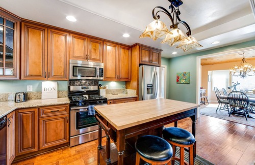 Crestline Casa | Ideal lakeview getaway with furnished deck, gas grill, & full kitchen