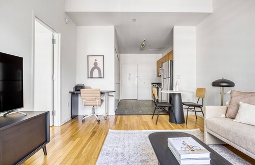 Hunters Point Apartamento | Ideal LIC 1BR w/W/D, Elevator & Doorman, near East River, by Blueground