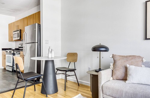 Hunters Point Apartamento | Ideal LIC 1BR w/W/D, Elevator & Doorman, near East River, by Blueground