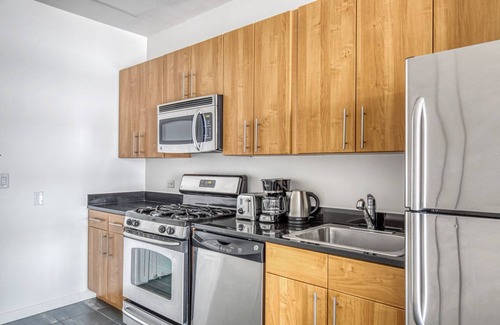 Hunters Point Apartamento | Ideal LIC 1BR w/W/D, Elevator & Doorman, near East River, by Blueground