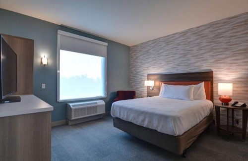 Upper Grand Lagoon Hotel | Ideal Location! 4 Spacious Units, Onsite Pool, Free Breakfast, Pets Allowed!