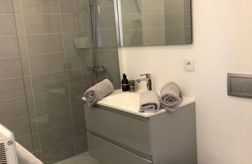 Perros-Guirec Apartamento | Ideal location: Iliöz, 2-star T2 apartment only 50m from the beach.