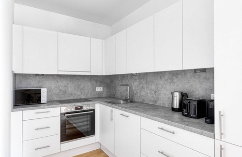 Vienna Apartamento | Ideal Marinatower 2BR w/ Gym & Elevator, nr metro U2, by Blueground