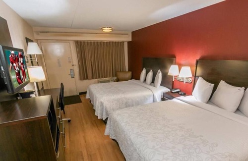 Statesville Casa | Ideal Mix of Comfort and Value! Pet-friendly Unit with Complimentary Parking!