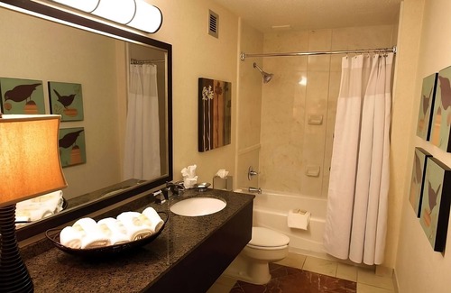 Eagan Park Hotel | Ideal Mix of Comfort and Value! Outdoor Pool, Pets Allowed