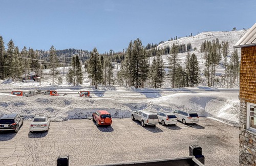 Soda Springs Condominio | Ideal Ski Getaway Steps from the Slopes W/ Wood Stove, Free WiFi & Full Kitchen!