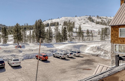 Soda Springs Condominio | Ideal Ski Getaway Steps from the Slopes W/ Wood Stove, Free WiFi & Full Kitchen!