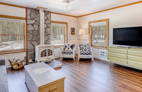 Soda Springs Condominio | Ideal Ski Getaway Steps from the Slopes W/ Wood Stove, Free WiFi & Full Kitchen!