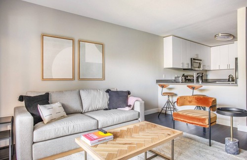 Sunnyvale Apartamento | Ideal Sunnyvale 2BR w/ Gym, Pool, Courts, near Tech HQs, by Blueground