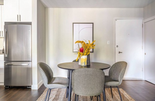 Sunnyvale Apartamento | Ideal Sunnyvale 2BR w/ Gym, Pool, Courts, near Tech HQs, by Blueground