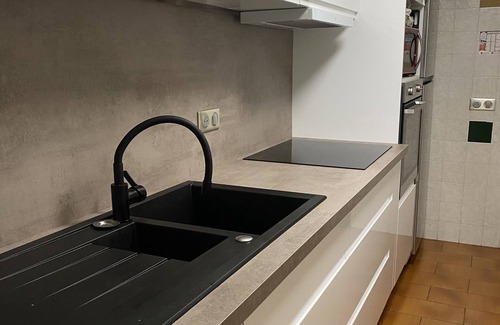 Roses Town Center Apartamento | Ideally located 3-bedroom apartment with air conditioning and parking.