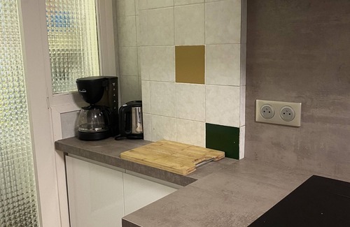Roses Town Center Apartamento | Ideally located 3-bedroom apartment with air conditioning and parking.