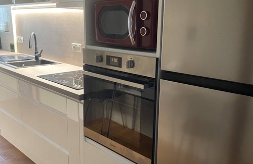Roses Town Center Apartamento | Ideally located 3-bedroom apartment with air conditioning and parking.