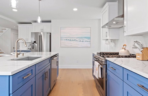 Newport East Casa | Ideally located, game room, finished basement, fenced yard, lawn games, coffee