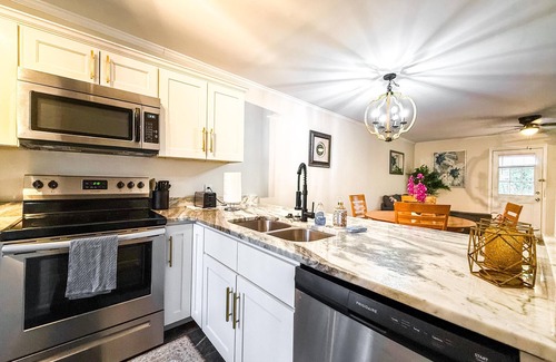 Walnut Creek Casa | Ideally Situated 2BR 2ensuite Townhome in Raleigh