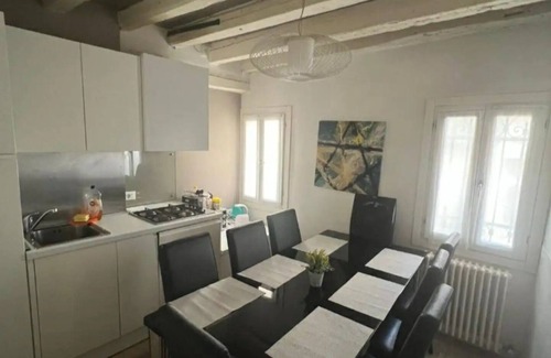 San Polo Casa | Idealy located-4 bedroom, Tri-Level Residence in Venice