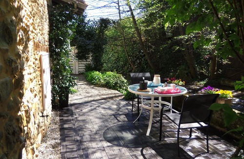 Sainte-Colombe-sur-lHers Casa | Idyllic water-by well equipped studio in Cathar area, private long natural pool