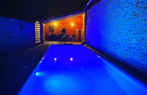 Sainte-Colombe-sur-lHers Casa | Idyllic water-by well equipped studio in Cathar area, private long natural pool