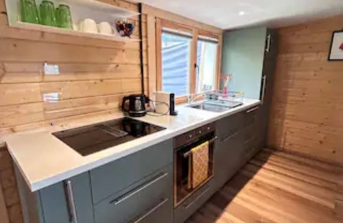 Vitznau Cabaña | Idyllic 2-bedroom cottage in stunning Vitznau with Lake & Mountain views + WiFi