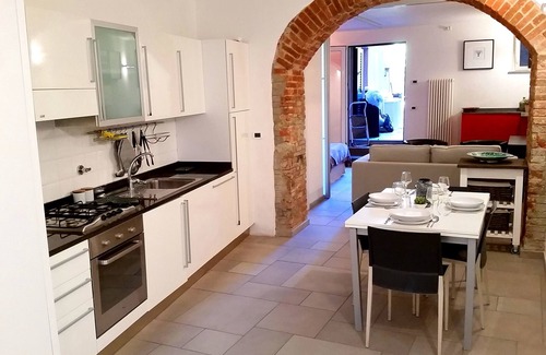 San Terenzo Apartamento | Idyllic air-conditioned apartment with private garden, by the sea