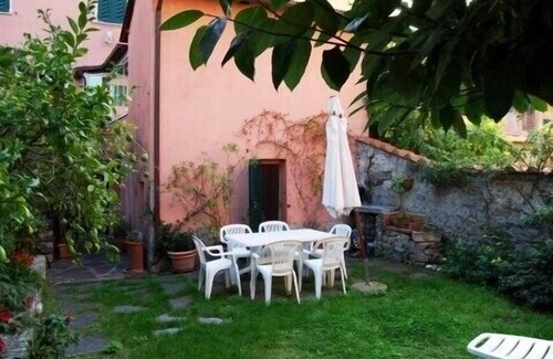San Terenzo Apartamento | Idyllic air-conditioned apartment with private garden, by the sea