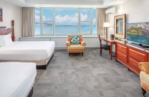 Kahului Hotel | Idyllic Beach Retreat | 4 Family Ready Oceanfront Rooms w/ Access to Pool