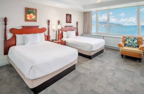 Kahului Hotel | Idyllic Beach Retreat | 4 Family Ready Oceanfront Rooms w/ Access to Pool
