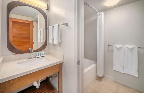 Kahului Hotel | Idyllic Beach Retreat | 4 Family Ready Oceanfront Rooms w/ Access to Pool