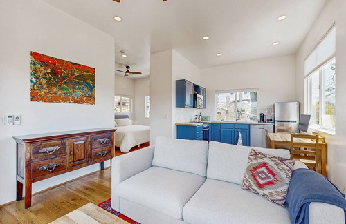 Del Mar Heights Casa | Idyllic Dog Friendly, Coastal Retreat w/Shared Pool - Walk to Beach & Lagoon