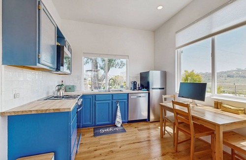Del Mar Heights Casa | Idyllic Dog Friendly, Coastal Retreat w/Shared Pool - Walk to Beach & Lagoon