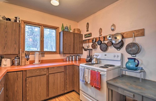 Northport Cabaña | Idyllic Northport Cottage, Walk to Lakeside!